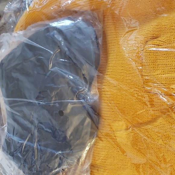 XIKEZAN Bluetooth Beanie in Gold with Separate Black Knit Face Mask - Picture 5 of 6